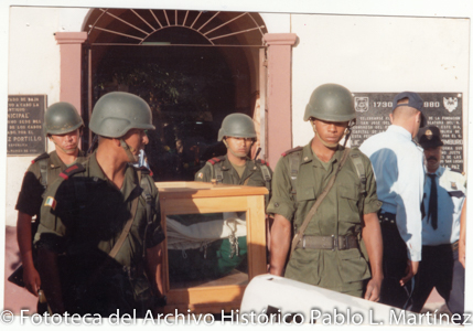 Grupo De Soldados Con Traje Militar Histórico Foto de archivo